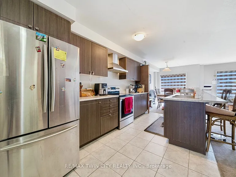 32 Cole Cres — Photo 7