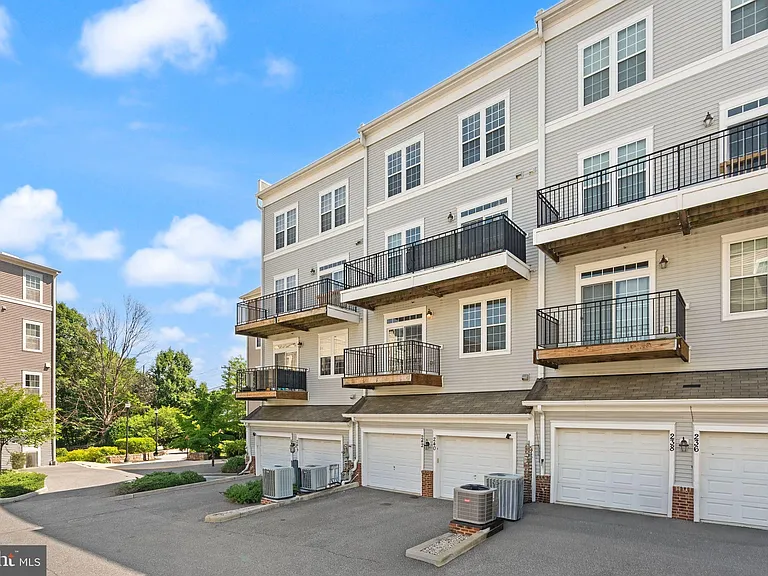 242 N Summit Ave #21 — Photo 55