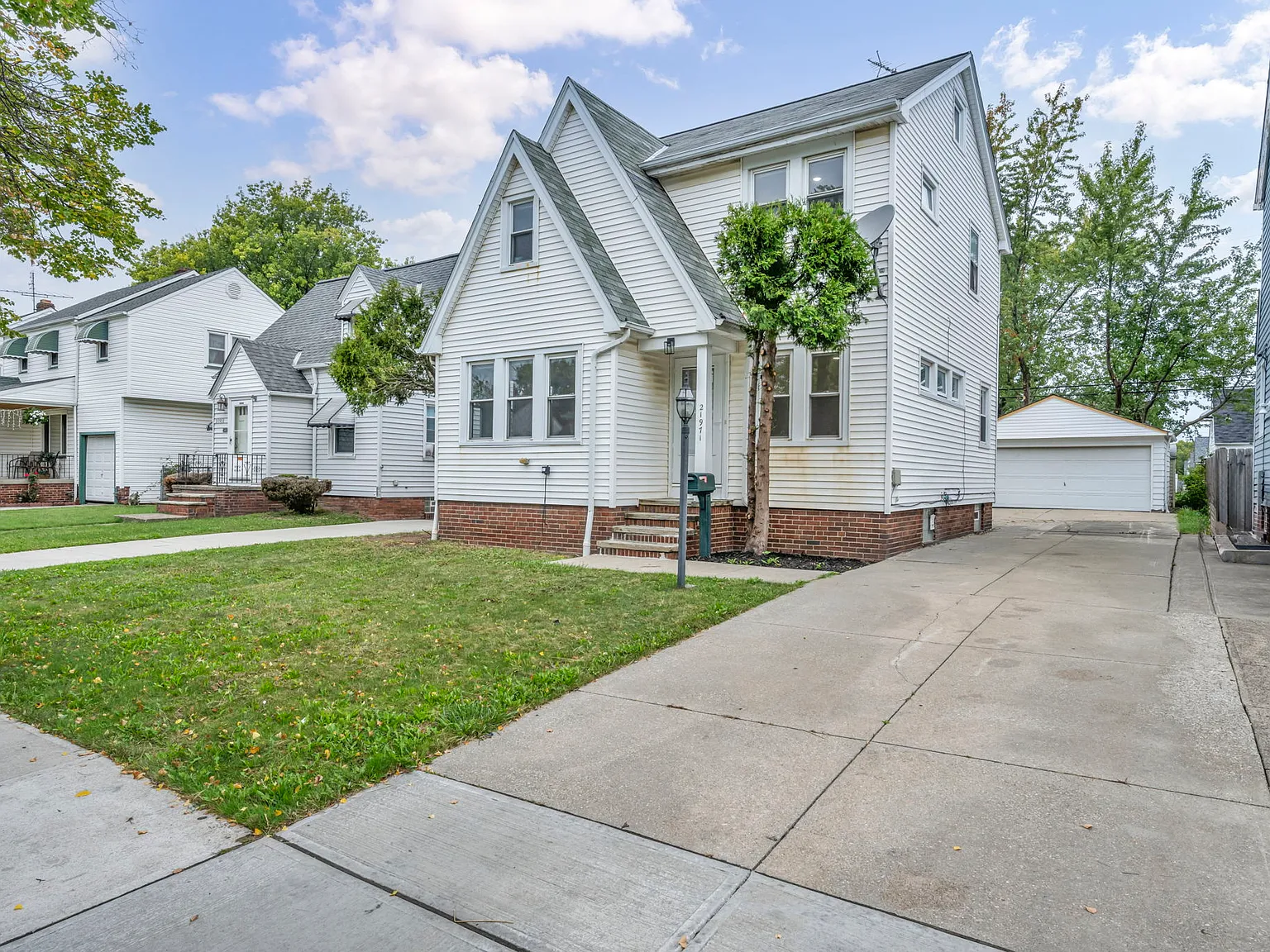 3 bed, 1356 sqft, $1,971 — Photo 3