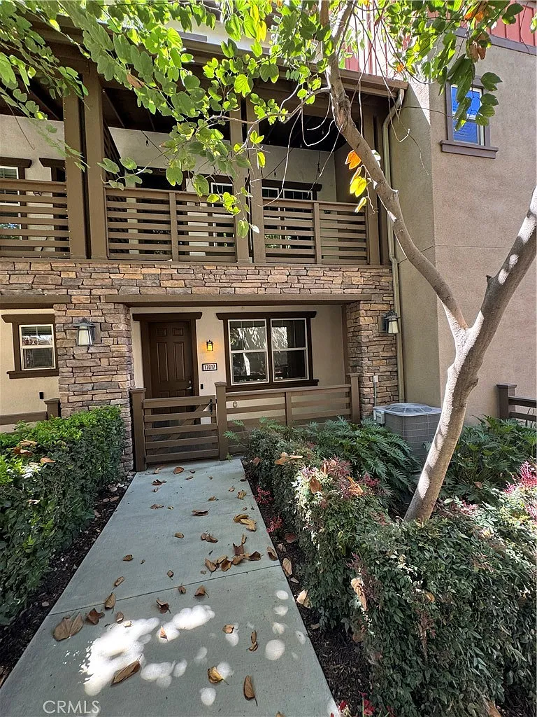 3 bed, 3.5 bath, 1889 sqft, $4,300 — Photo 2