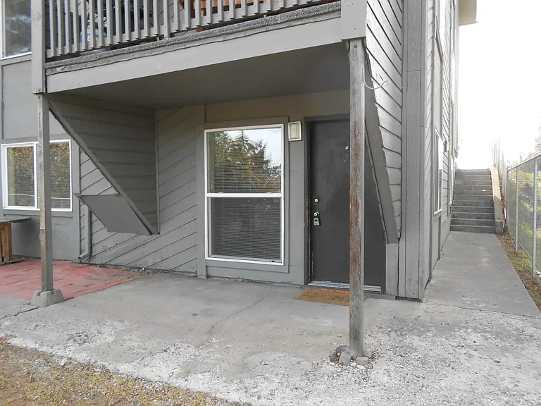 1244 NE 4th St #9 — Photo 3