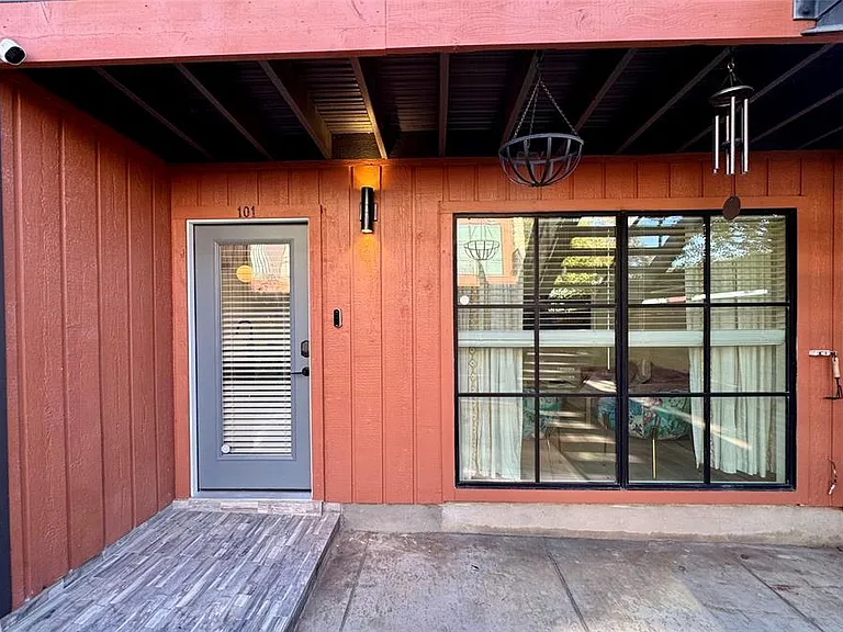 400 E 30th St #101 — Photo 2