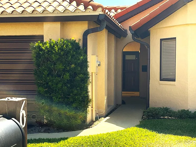 613 Manatee Dr — Photo 2