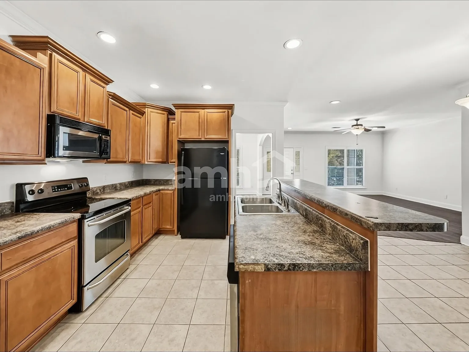 3 bed, 3.0 bath, 2264 sqft, $2,400 — Photo 3