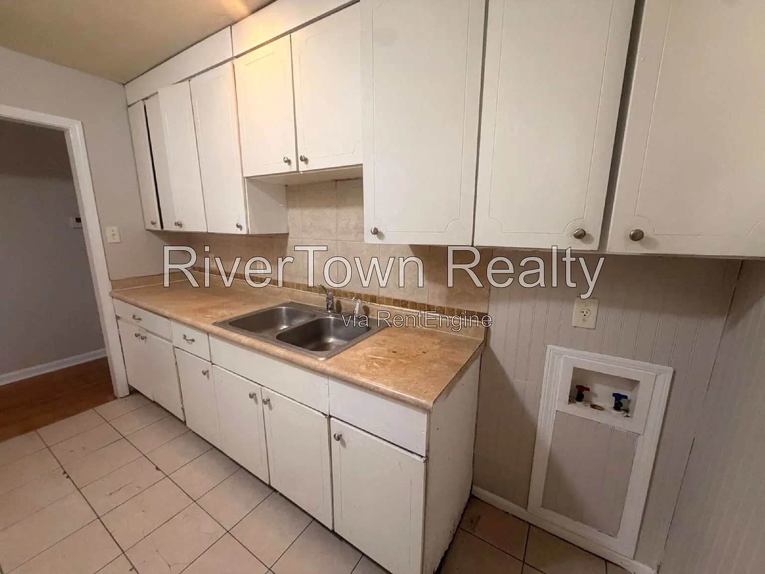 3 bed, 1.0 bath, 943 sqft, $1,095 — Photo 2