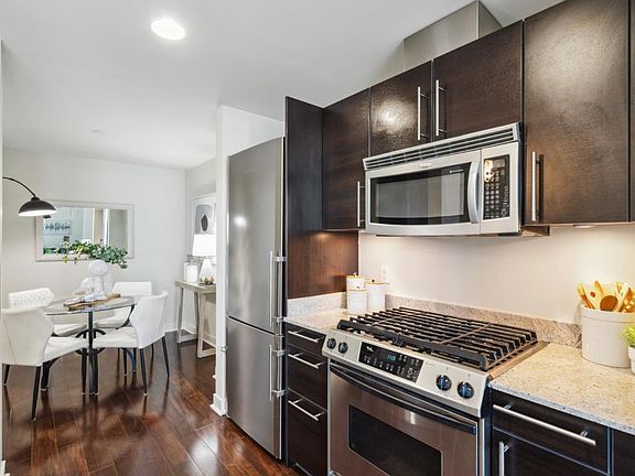 5th image of 300 Berry St Unit 915