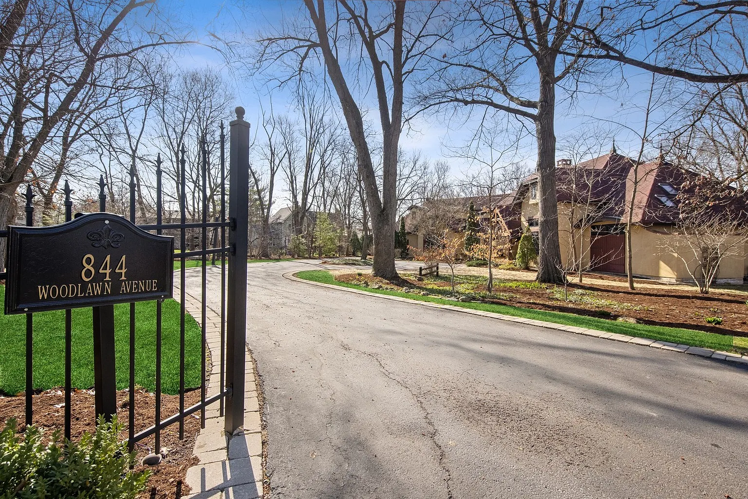 844 Woodlawn Ave photo 1