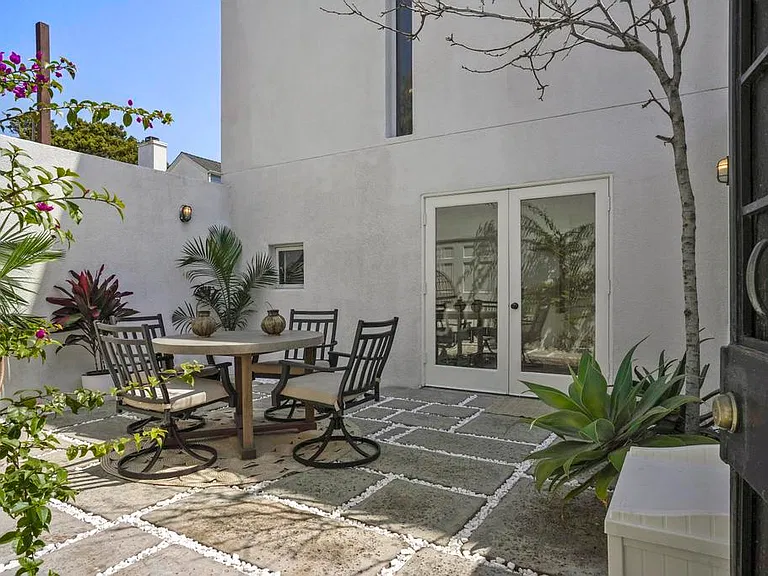 1241 Oliver Ave — Photo 2