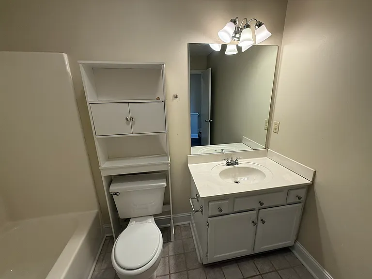 Laurelwood Apartments — Photo 17