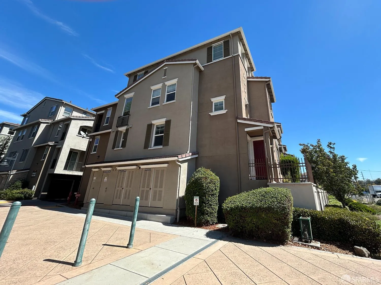 3 bed, 2.0 bath, 1359 sqft, $4,295 — Photo 1