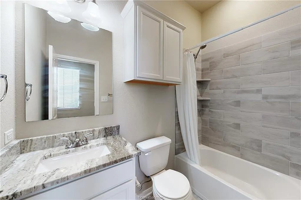 4 bed, 3.0 bath, 2355 sqft, $2,700 — Photo 4