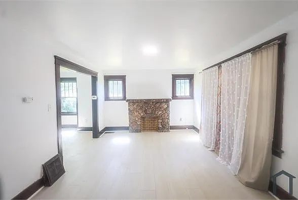 1055 W 12th St — Photo 14