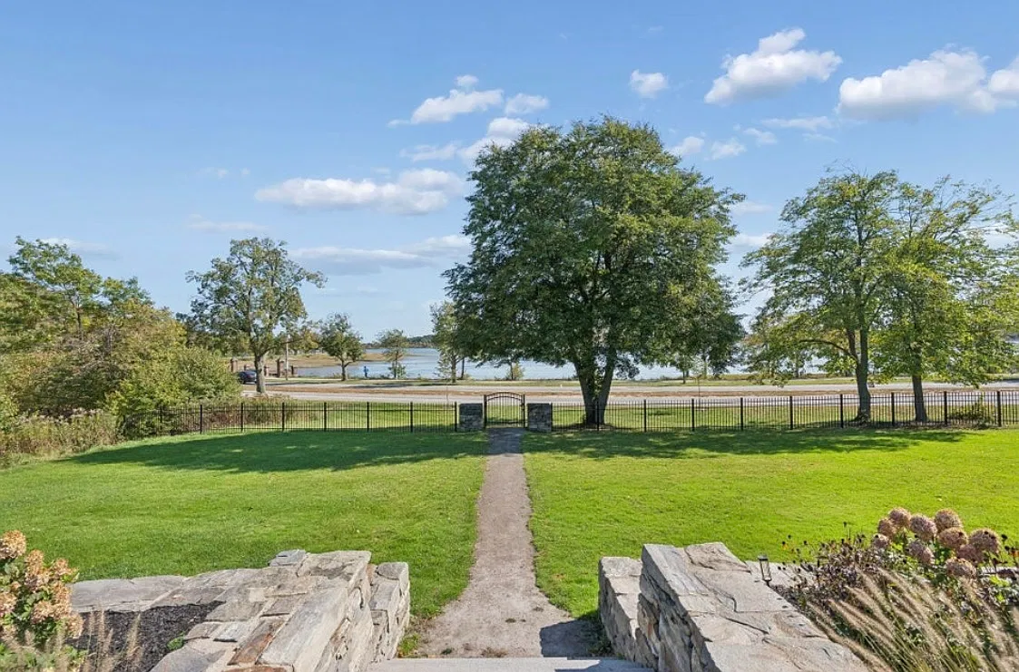 2 bed, 1.5 bath, 864 sqft, $3,000 — Photo 1