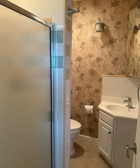 Secondary bathroom with shower.