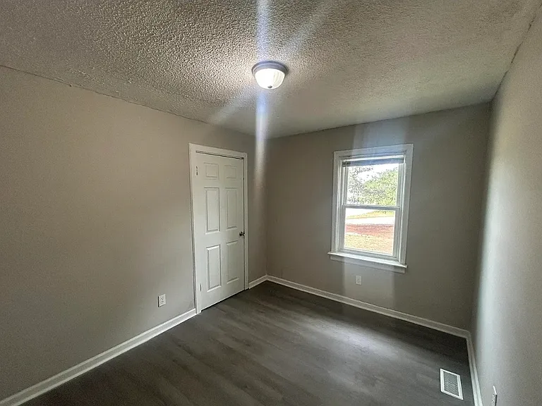 800 Crawford St S — Photo 10