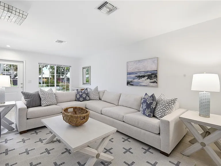 725 Dahlia Ln — Photo 5