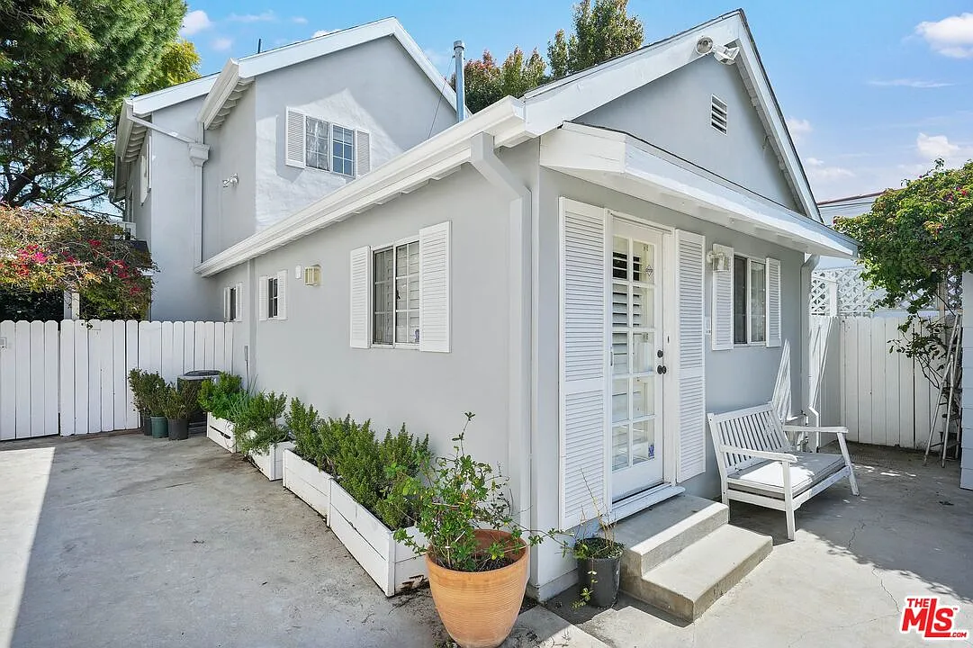 2 bed, 2.0 bath, 1500 sqft, $6,400 — Photo 2
