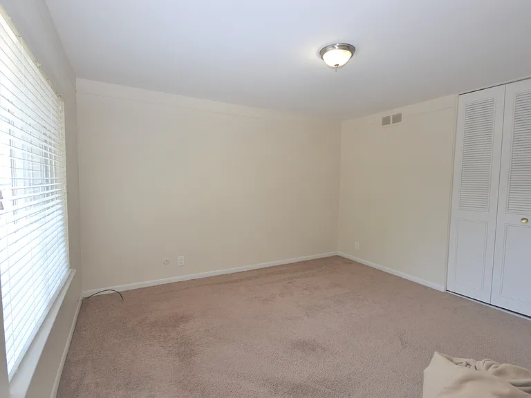 559 Fox Hills Dr N — Photo 13
