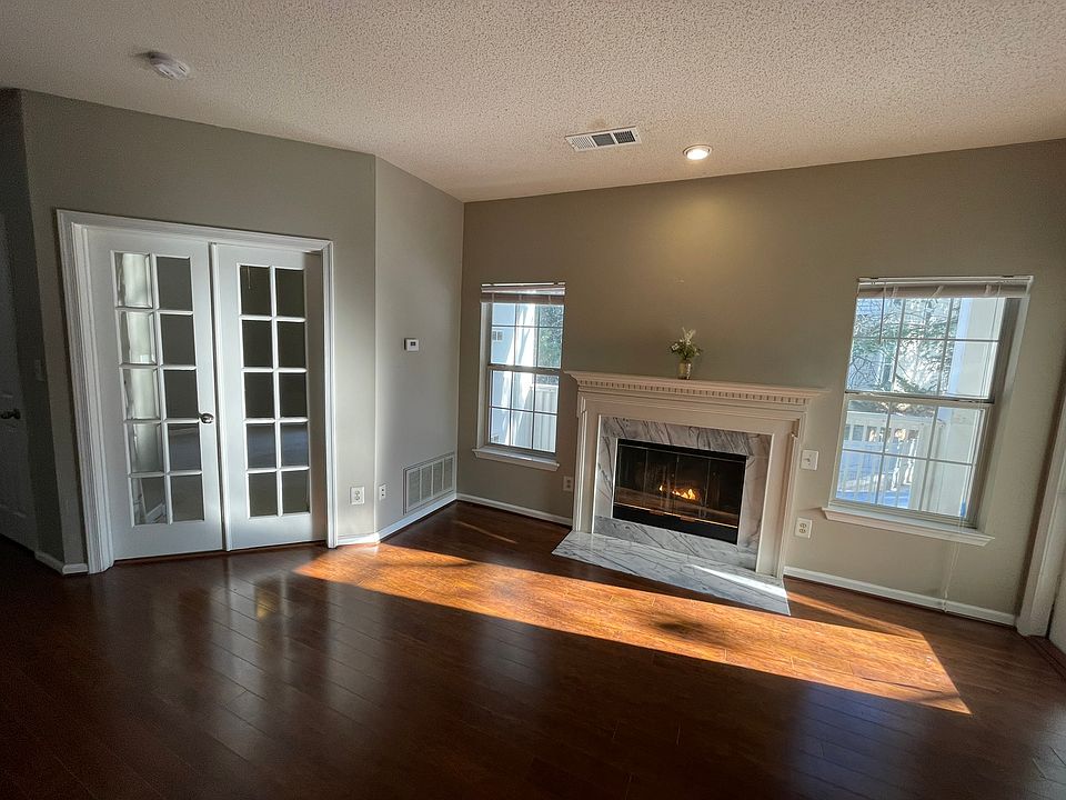 Living room with gas-burning fireplace