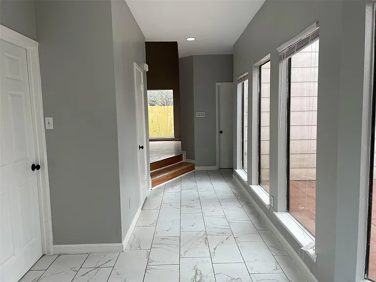 526 Meadow Knoll Dr — Photo 3