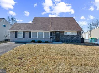 19 Mayflower Rd, Levittown, PA 19056