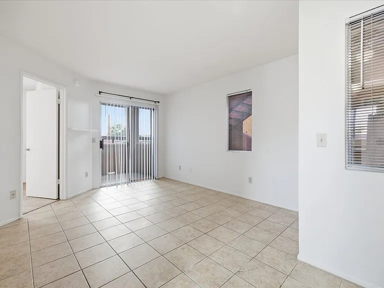 1810 E Blacklidge Dr #818 — Photo 8