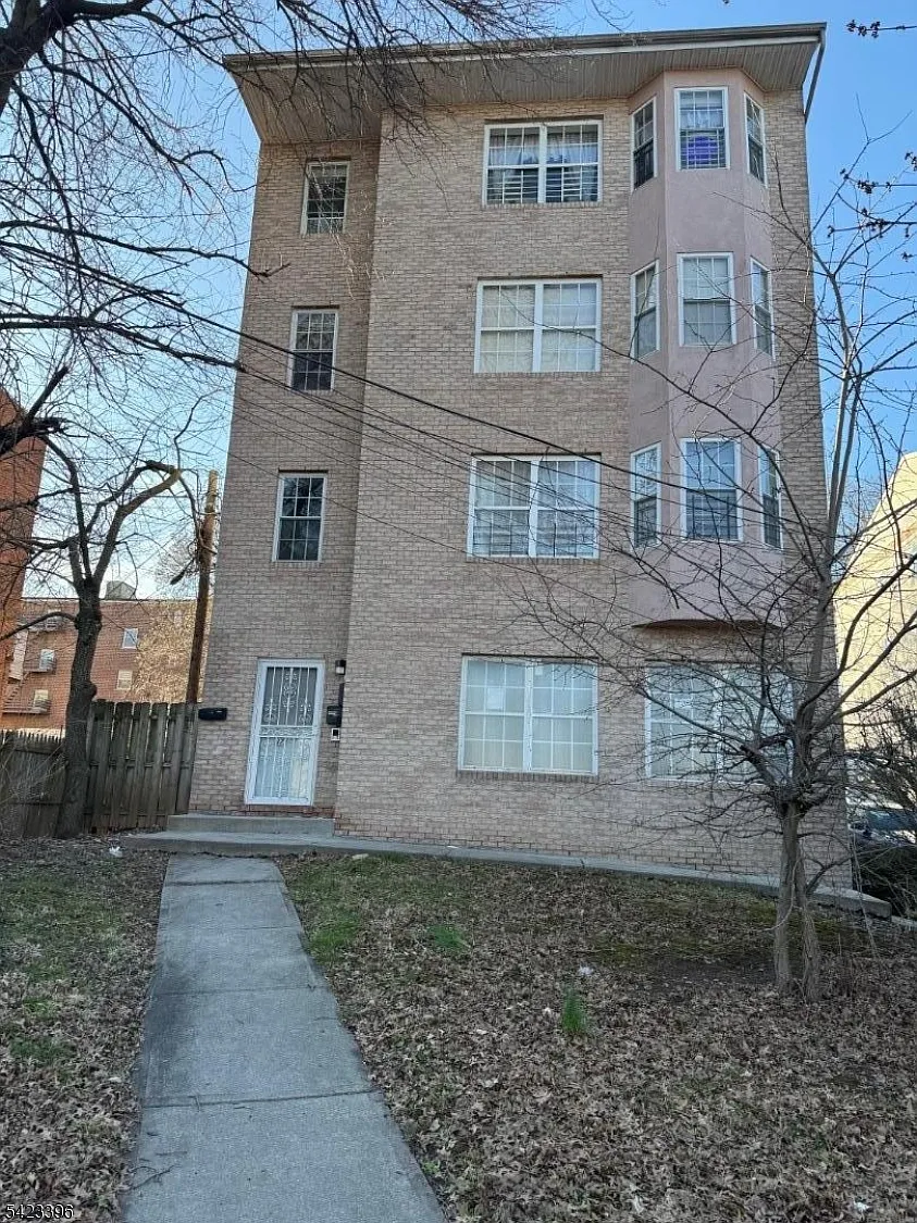 3 bed, 2.0 bath, $2,500 — Photo 1