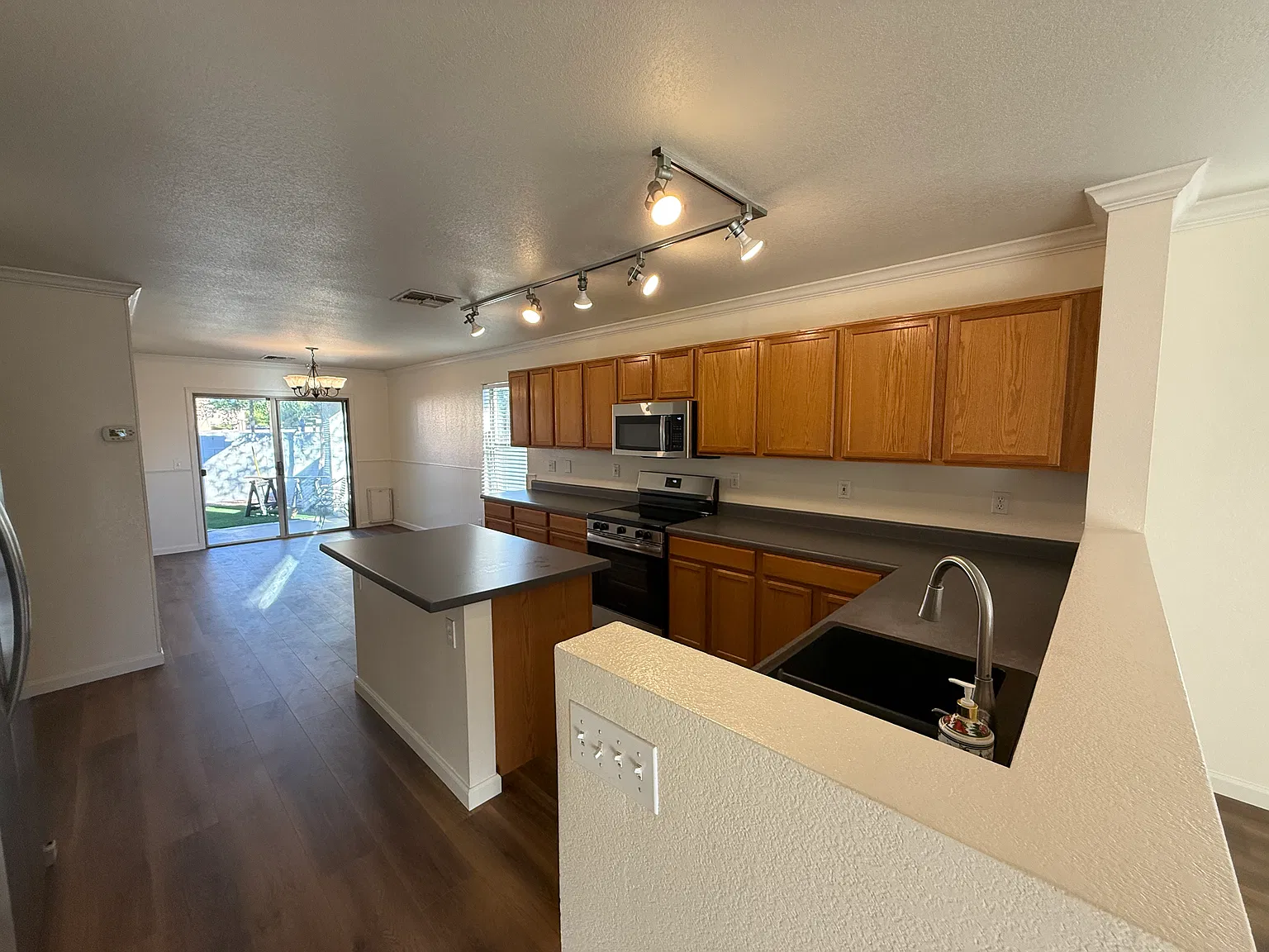 3 bed, 1357 sqft, $2,300 — Photo 4