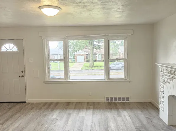 949 Chain Of Rocks Dr, Saint Louis, MO 63137