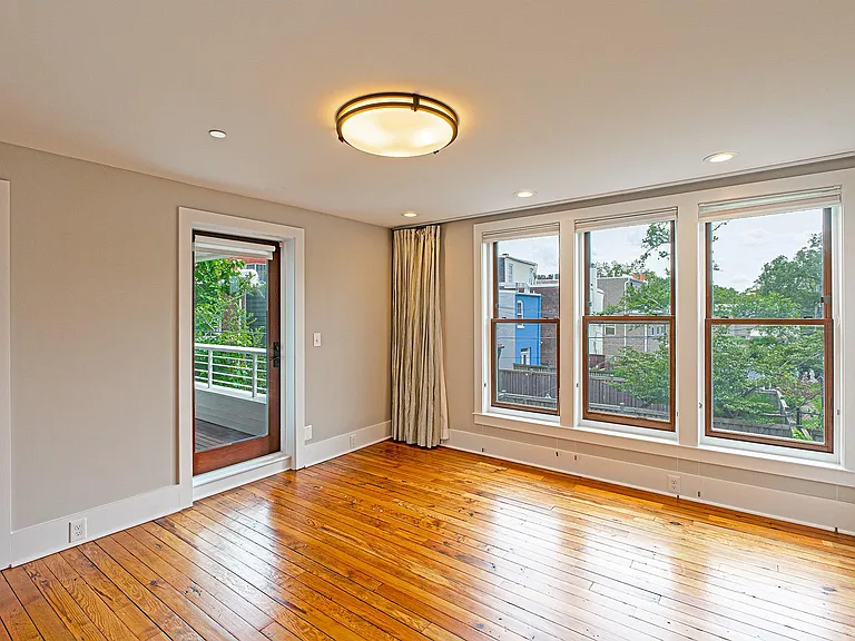 325 D St SE — Photo 36