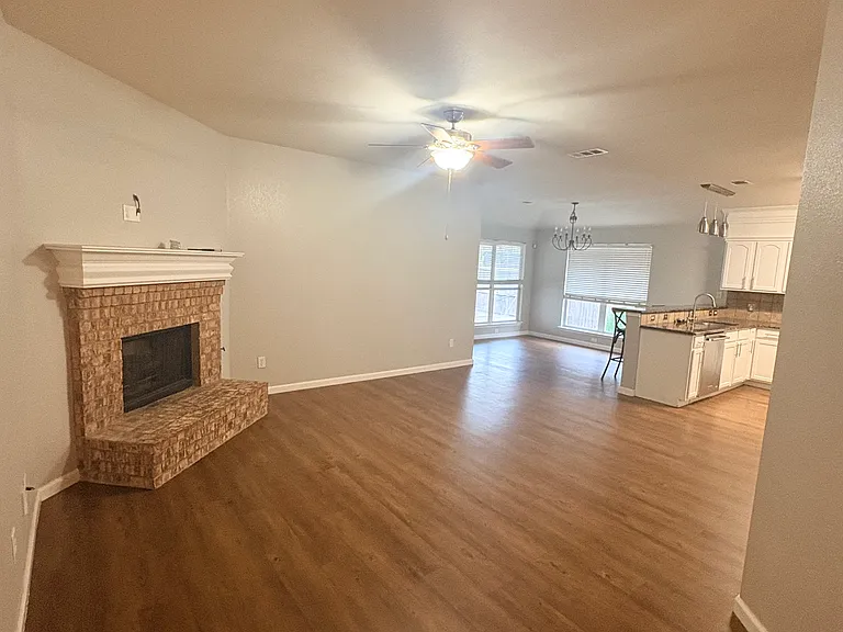 2260 Fieldcrest Dr — Photo 3