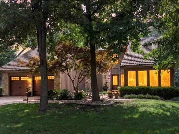 4498 SW Bowsprit Dr, Lees Summit, MO 64082