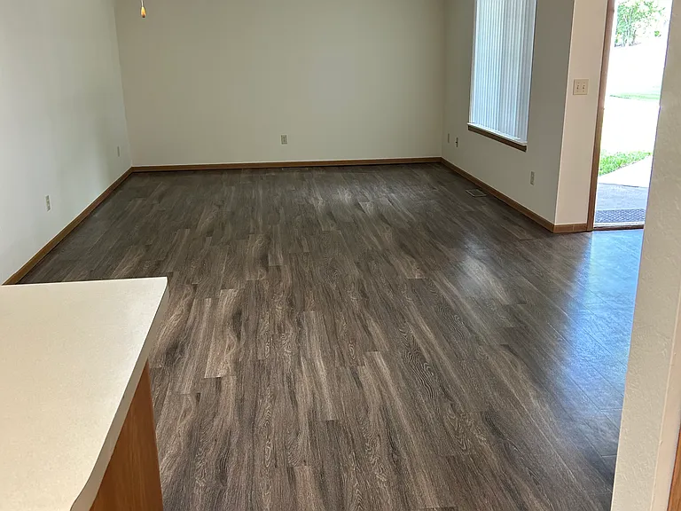413 Hillcrest Dr SE — Photo 2