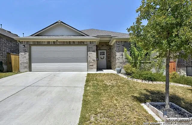 3 bed, 2.0 bath, 1942 sqft, $2,050 — Photo 1
