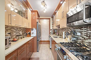 Sold by Thomas Lipovetsky, LREB