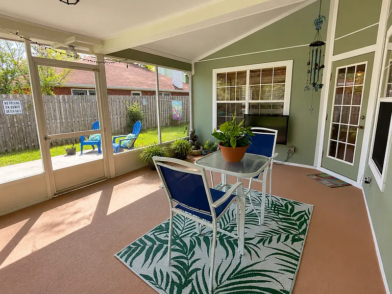 102 Summer Dr — Photo 32