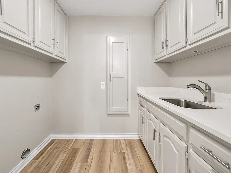 306 Westpark Dr N — Photo 4