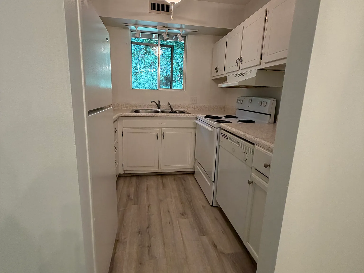 2 bed, 1.5 bath, $900 — Photo 2