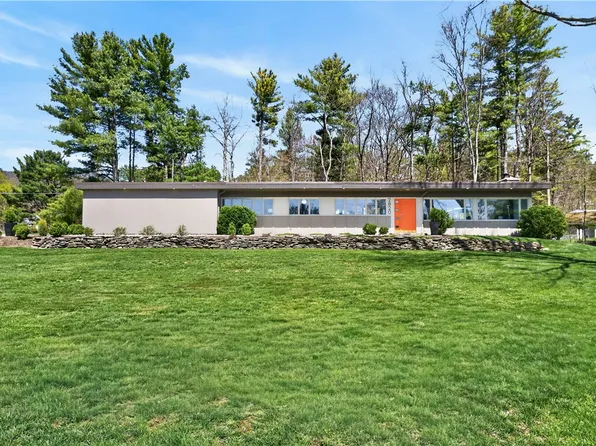2820 Pinewood Cir, Corning, NY 14830