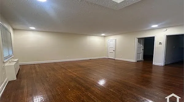 4 bed, $2,500 — Photo 1