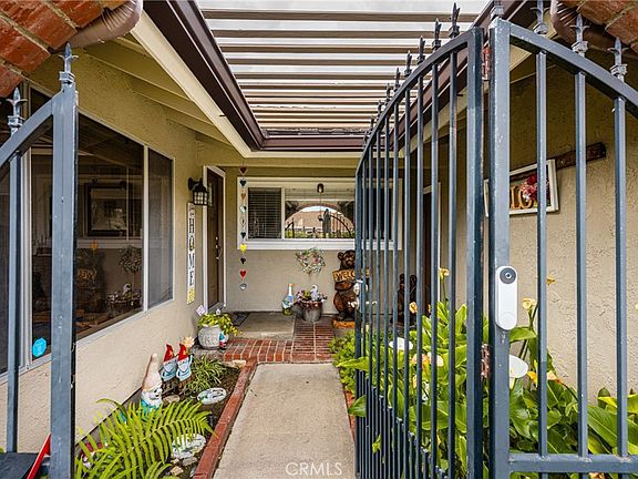2nd image of 915 E La Veta Ave