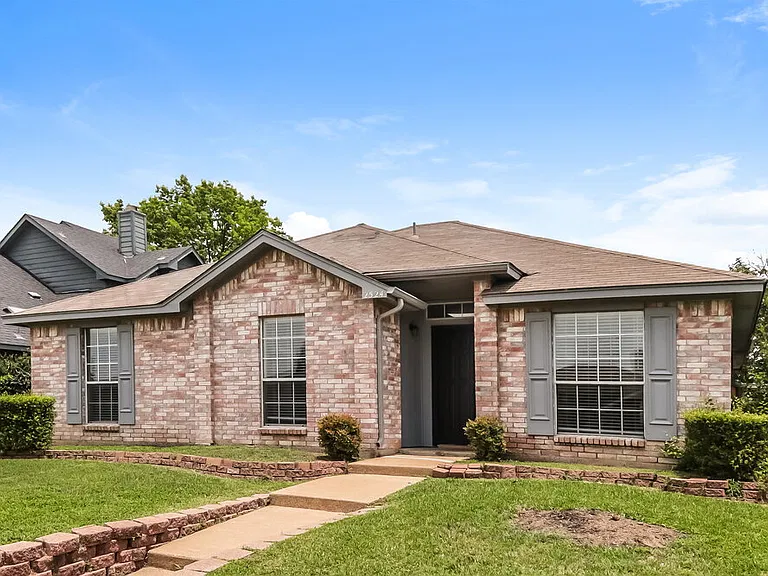 2524 Park Valley Dr — Photo 3
