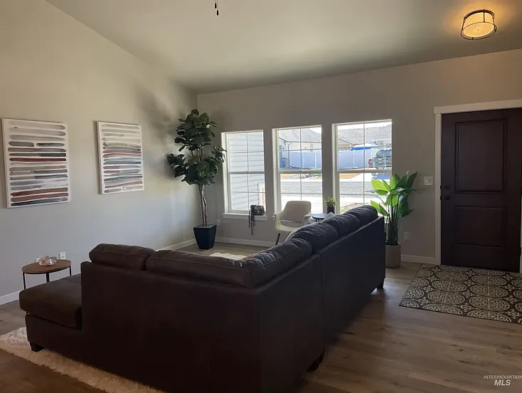 1122 Crestview Dr — Photo 6
