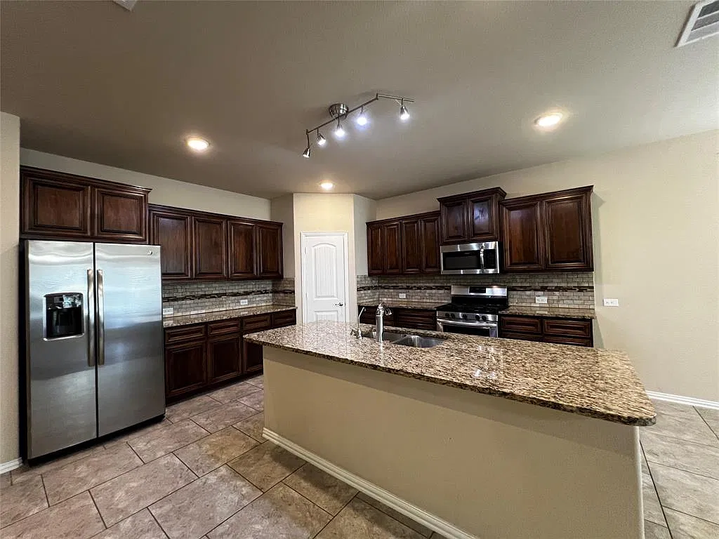 4 bed, 2070 sqft, $2,800 — Photo 3
