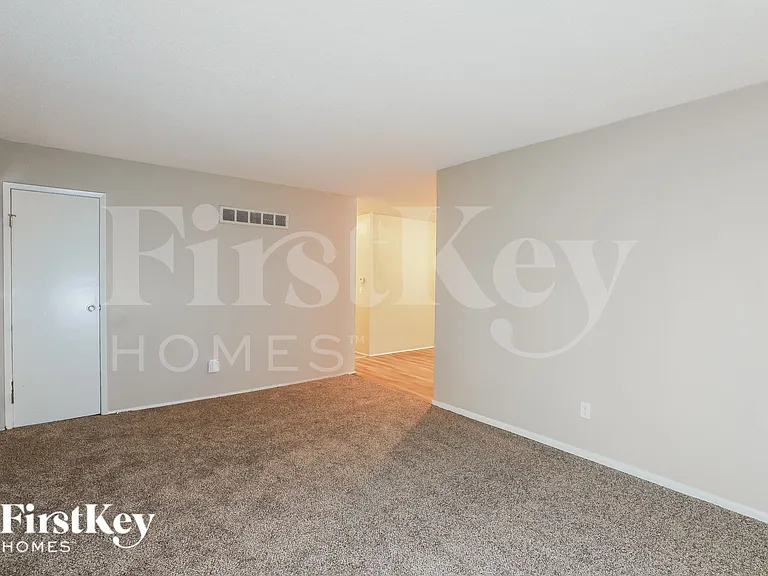5620 N Potter Ave — Photo 5