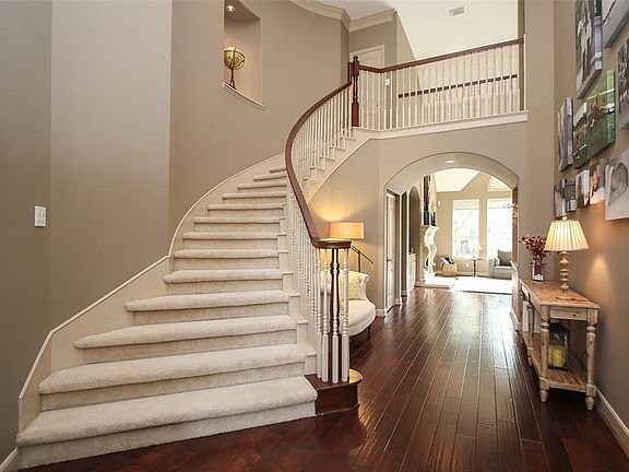 ENTRY - Impressive entryway to greet your family & guests. Wood floors, neutral paint & lighted art niche.