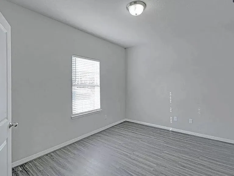 1605 Torre St — Photo 10