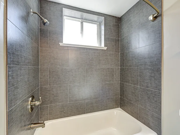 Clay Street Apartments — Photo 18