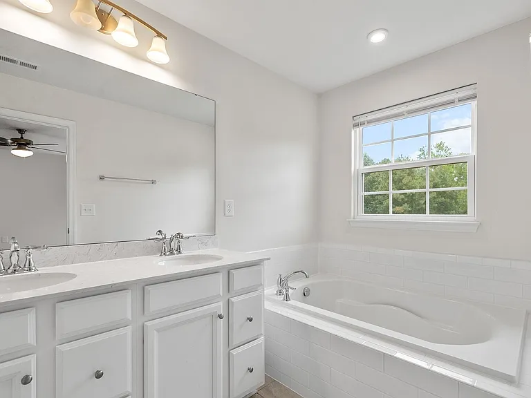 214 Tamworth Crk — Photo 22