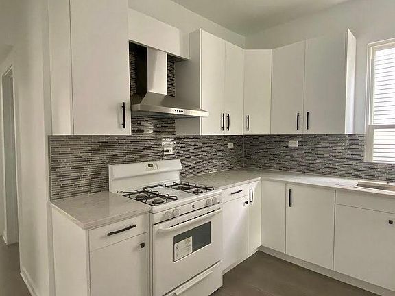 3rd image of 1920 N Monticello Ave #1